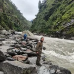 गंगोत्री राष्ट्रीय राजमार्ग पर भटवाड़ी के पास नदी में गिरा वाहन लापता, SDRF वाहन की खोजबीन में जुटी