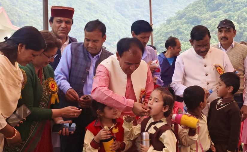 बच्चों को खिलाई दवा