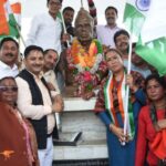 सोमेश्वर में निकाली गई तिरंगा यात्रा, लोगों ने फूल बरसा कर किया स्वागत