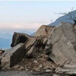 पहाड़ी दरकने से कैलाश मानसरोवर यात्रा मार्ग बंद, रास्ते में फंसे यात्री