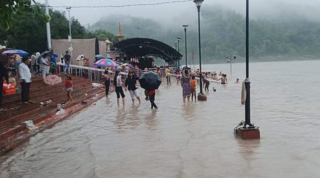 चेतावनी रेखा के करीब गंगा का जलस्तर