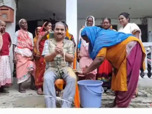 भाजपा नेता को कीचड़ से नहलाया