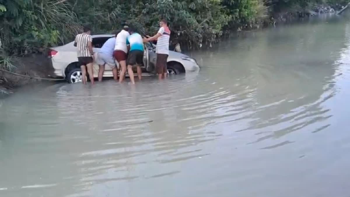 रूड़की गंगनहर में गिरी कार