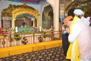 नानकमत्ता साहिब गुरुद्वारे में सीएम धामी ने टेका मत्था, बच्चों से भी मिले