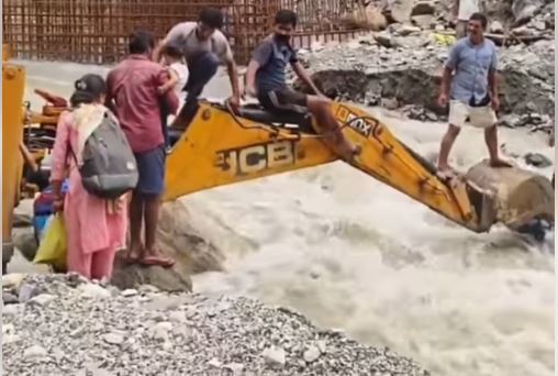 जेसीबी से नदी पार