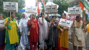 बढ़ते महिला अपराधों को लेकर कांग्रेस ने किया राजभवन कूच, पुलिस ने रास्ते में ही रोका