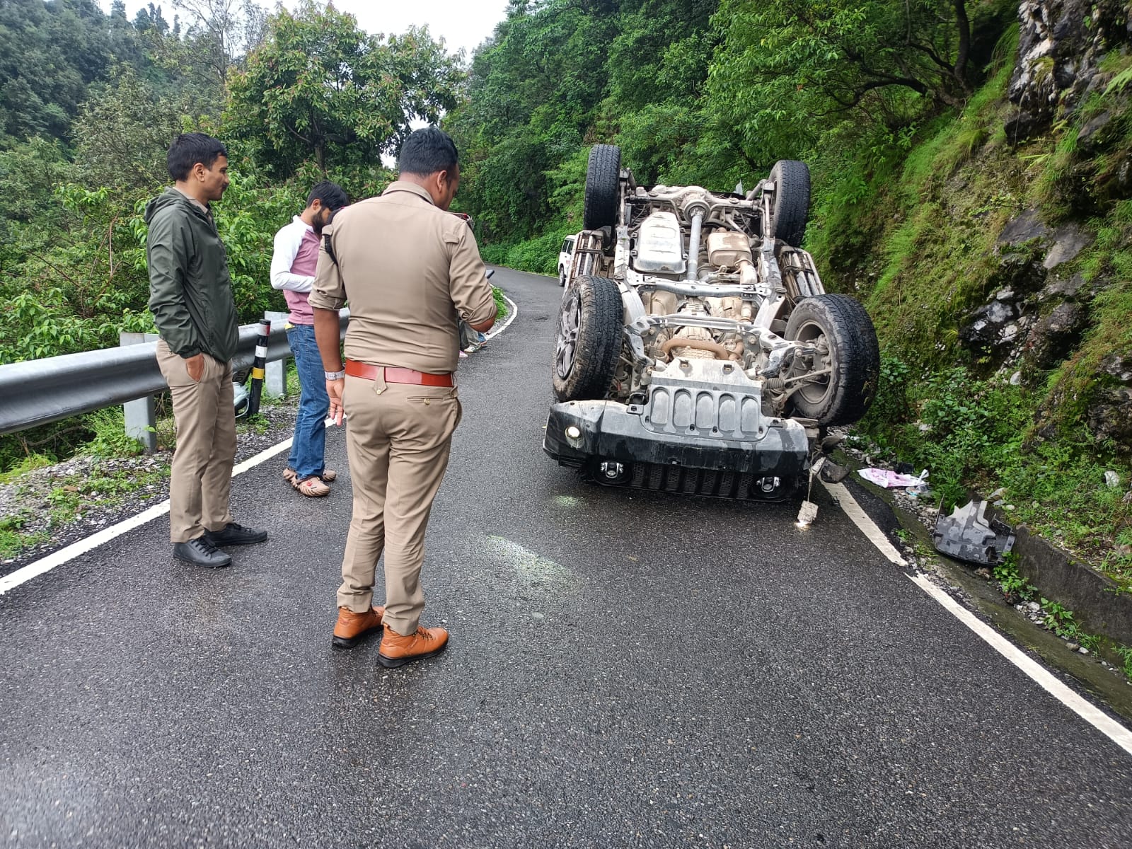 रोड पर पलटी थार