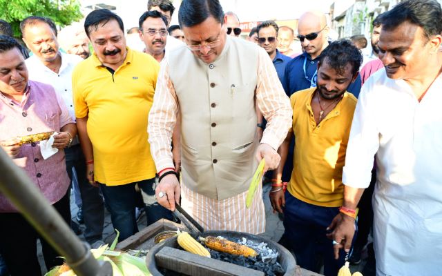 सीएम ने भु्ट्टा खाकर