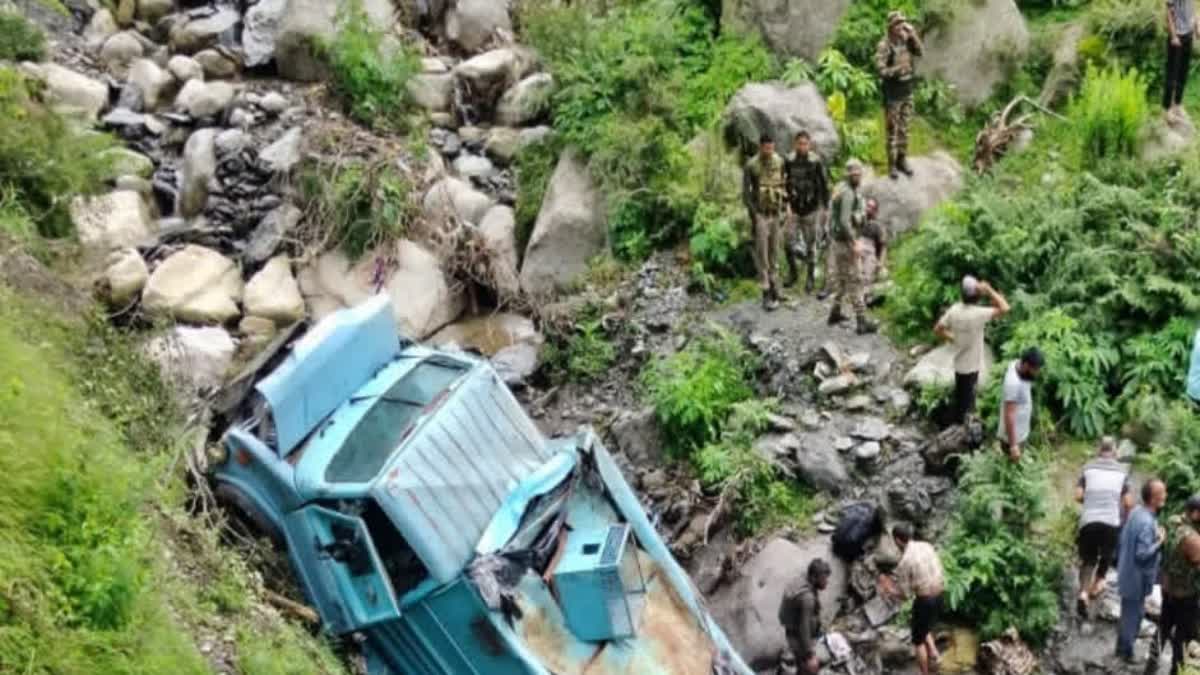 सेना का वाहन खाई में गिरा