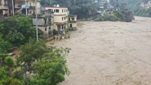 उत्तराखंड में आफत बनी बारिश, उफान पर अलकनंदा नदी, घरों को कराया खाली