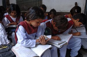 बाल भिक्षावृत्ति व बालश्रम से मुक्त 57 बच्चों का स्कूल में दाखिला