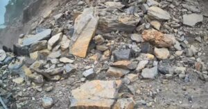 भनेरपानी में मलबा आने से बद्रीनाथ हाईवे बंद, रास्ते में फंसे 300 यात्री