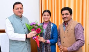 सीएम ने की सारकोट की प्रधान से मुलाकात, सबसे युवा प्रधान हैं प्रियंका नेगी