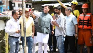 CM ने स्यानाचट्टी में आपदा प्रभावित क्षेत्र का किया निरीक्षण, प्रभावितों से मिल कर सुनी समस्याएं