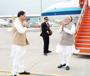 PM मोदी के दून पहुंचने पर CM धामी ने किया स्वागत, खराब मौसम के कारण हवाई दौरा रद्द