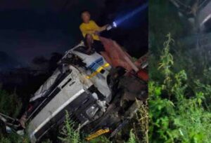कर्णप्रयाग में बड़ा हादसा, खाई में ट्रक गिरने से चालक की मौत, एक घायल