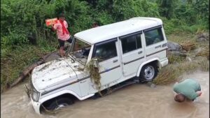 नैनीताल के कोटाबाग में बरसाती नाले में बही सरकारी गाड़ी, एक लापता, दो को किया रेस्क्यू