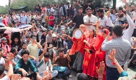 प्रदर्शन जारी