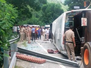 बड़ी खबर : टिहरी में बड़ा हादसा, सवारियों से भरी बस पलटने से दो की मौत