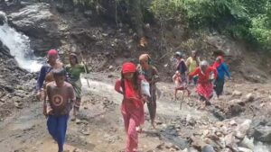बसुकेदार में पैदल मार्ग क्षतिग्रस्त, जान जोखिम में डालकर आवाजाही कर रहे लोग