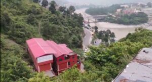 डेंजर जोन में गदेरे किनारे खड़ा विद्यालय भवन, स्कूली बच्चों की सुरक्षा दांव पर