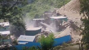 रानीहाट में मानकों के अनुरूप नहीं चल रहा स्टोन क्रशर, बच्चों को हो रही हैं स्वास्थ्य समस्याएं