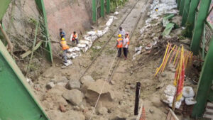 हरिद्वार में काली मंदिर टनल के पास लैंडस्लाइड, मलबा आने से ट्रेनों की आवाजाही बंद