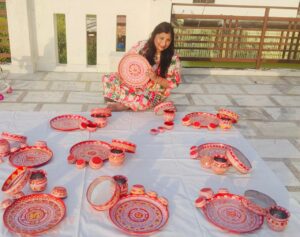 Dehradun : सुहागिनों के हाथों में दिखेगी ईशा कलूड़ा की ऐपण करवा थाली