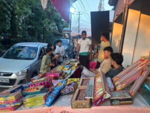 Rishikesh: श्यामपुर क्षेत्र, पटाखों और फूलमालाओं की दुकानों पर उमड़ी भीड़