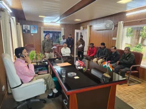 Nainital: बिना लाइट वाले ई-रिक्शाओं पर आयुक्त दीपक रावत की सख्ती