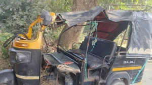 Uttar Pradesh : अंबेडकरनगर में बड़ा सड़क हादसा: ऑटो पेड़ से टकराकर पलटा, एक महिला की मौत, दर्जनभर घायल