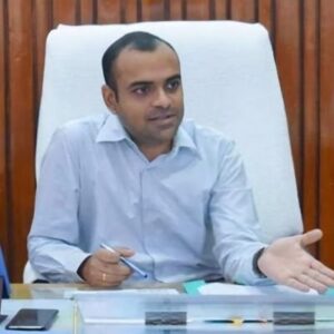 अब ठप होगा वेतन या तेज़ होगी रफ्तार? डीएम के सख्त तेवरों से हड़कंप!