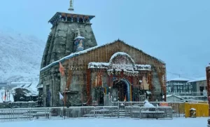 Uttarakhand: केदारनाथ-हेमकुंड साहिब और बदरीनाथ धाम में बर्फबारी, ठिठुरे तीर्थयात्री