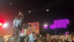 Uttar Pradesh: बुलंदशहर में सड़क पर नोटों की बारिश, राहगीरों में मची लूट की होड़