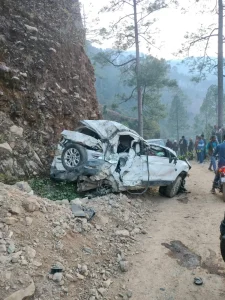 Uttarakhand: चमोली में दर्दनाक हादसा: शादी से लौट रहा वाहन 500 मीटर गहरी खाई में गिरा, तीन की मौत