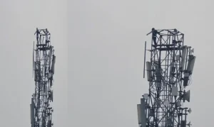 Uttarakhand: पारिवारिक कलह में युवक मोबाइल टावर पर चढ़ा, पुलिस की सूझबूझ से टला बड़ा हादसा