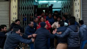 Uttarakhand: शराब के ठेके के बाहर दो गुटों में खूनी संघर्ष, कार में की तोड़फोड़