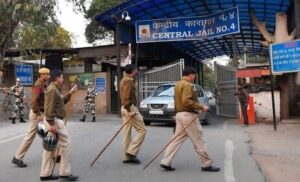 Delhi: तिहाड़ की ओपन जेल में कैदियों को मोबाइल इस्तेमाल की मिल सकती है अनुमति, हाईकोर्ट के निर्देश के बाद बड़ा बदलाव
