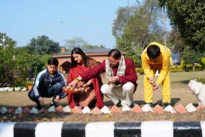 Uttarakhand: मुख्यमंत्री ने शासकीय आवास परिसर में ट्यूलिप रोपण अभियान का किया शुभारंभ