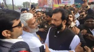 Uttar Pradesh: महोबा में जल शक्ति मंत्री के कार्यक्रम के दौरान हंगामा, विधायक से हुई तीखी नोकझोंक