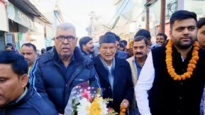 Uttarakhand: उत्तराखंड में कांग्रेस का कुनबा बढ़ा, पूर्व मुख्यमंत्री हरीश रावत की मौजूदगी में दो दर्जन लोगों ने थामा पार्टी का दामन