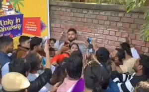 Delhi: दिल्ली यूनिवर्सिटी में पत्रकार पर कथित हमले का मामला तूल पकड़ता जा रहा है, FIR दर्ज