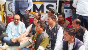 Uttarakhand: शिक्षा निदेशक से मारपीट मामला: कांग्रेस ने विधायक उमेश शर्मा काऊ की गिरफ्तारी की मांग, थाने का किया घेराव