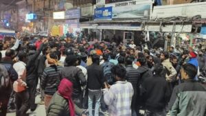 Uttarakhand: डाकपत्थर रोड पर नशे में धुत युवकों का तांडव, दुकानों में घुसी कार, पुलिस से हाथापाई