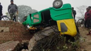 Uttar Pradesh: लखीमपुर खीरी में टेंपो पलटने से चार की मौत, पांच घायल