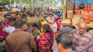 Uttarakhand: देहरादून में एलपीजी संकट के बीच गैस एजेंसी पर मुकदमा, 854 सिलेंडर जब्त