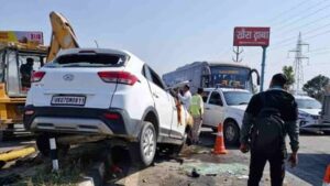 Uttarakhand: हरिद्वार हाईवे पर तेज रफ्तार कार पलटी, तीन लोग घायल