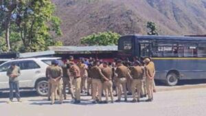 Uttarakhand: देवप्रयाग में आधी रात पुलिस कार्रवाई, बारिश में भी डटी रहीं आंदोलनकारी महिलाएं