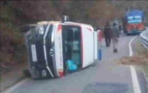 Uttarakhand: चमोली में एंबुलेंस हादसा, ब्रेक फेल होने से पलटी गाड़ी; सभी सुरक्षित