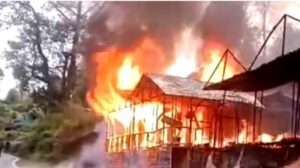 Uttarakhand: आकाशीय बिजली गिरने से रेस्टोरेंट में भीषण आग, सिलेंडर फटने से बढ़ी विकरालता